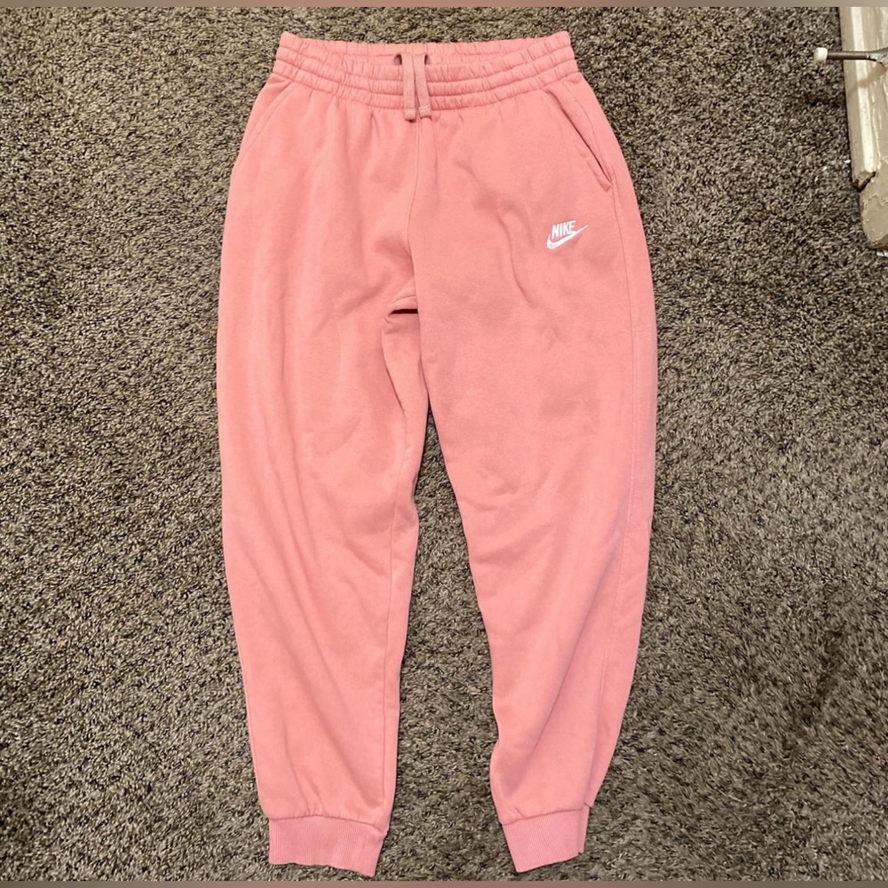 Women’s pink Nike jogger sweatpants